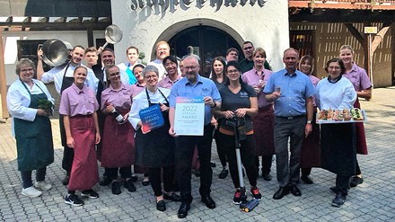 Das Team des Hotels und Restaurants Köhlerhütte-Fürstenbrunn feiert unter anderem den sachsenweit 1. Platz und den bundesweit 32. Platz beim Holidaycheck-Award 2022. (Foto: © Hotel und Restaurant Köhlerhütte-Fürstenbrunn)
Das Team des Hotels und Restaurants Köhlerhütte-Fürstenbrunn