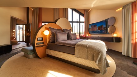 Die Premium-Penthouse-Suite „Swan“ der „Krønasår Boutique Suites“ bietet einen futuristischen, klaren Einrichtungsstil. (Foto: © Europa-Park)
Premium-Penthouse-Suite „Swan“