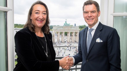 Michael Sorgenfrey (rechts), bisheriger Direktor des Hotels Adlon Kempinski Berlin, übergibt die Führung an die neue Geschäftsführende Direktorin Karina Ansos (links). (Foto: © Kempinski Hotels)
Karina Ansos (links) und Michael Sorgenfrey (rechts)