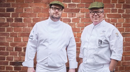 Peter Niemann (rechts) liegen Umwelt und Resscourcenschonung am Herzen. Daher setzt er auf das Farm-to-Table-Konzept. (Foto: © Relais & Châteaux Hotel Hohenhaus)
Peter Niemann (rechts) liegen Umwelt und Resscourcenschonung am Herzen. Daher setzt er auf das Farm-to-Table-Konzept. (Foto: © Relais & Châteaux Hotel Hohenhaus)