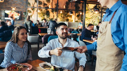 Beim neuen ETL Adhoga Gastrobriefing geht es um die scheinbar sinkende Bereitschaft von Gästen Trinkgeld zu zahlen. (Foto: © cherryandbees/ stock.adobe.com)
Gäste bezahlen im Restaurant