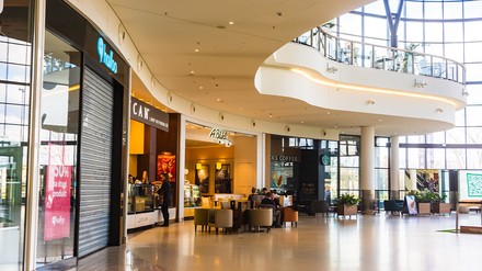 Nach zwei schwierigen Jahren befindet sich die Handelsgastronomie in Deutschland wieder im Aufschwung. (Foto: © Wirestock/stock.adobe.com)
Restaurant im Shoppingcenter