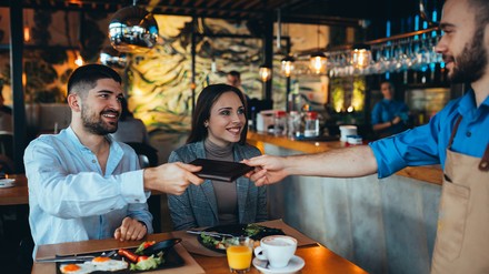 Laut einer von Jägermeister beauftragten Studie zum Thema Trinkgeld variiert die Bedeutung von Trinkgeld zwischen Gebenden und Empfangenden stark. (Foto: © cherryandbees/stock.adobe.com)
Bezahlen im Restaurant
