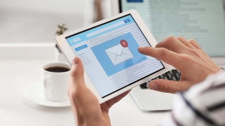 Besonders gute Ergebnisse hinsichtlich der Stärkung der Kundenbindung lassen sich erzielen, wenn den Empfängern der E-Mails mit jeder Aussendung ein inhaltlicher Mehrwert geboten wird – durch die Wochenkarte oder neue Angebote des Hotels beispielsweise. (Foto: © Pixel-Shot – stock.adobe.com)
Tablet auf dem gerade eine E-Mail eingeht