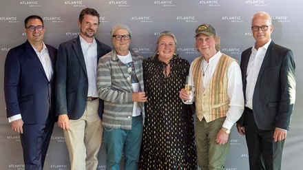 Über die positive Jahresbilanz freuen sich Hoteldirektor, Sascha von Zabern, Geschäftsführer, Marc Rohe, und weitere Beteiligte. (Foto: © Atlantic Hotels/Georg Lukas)
Erfolgreiche Jahresbilanz.