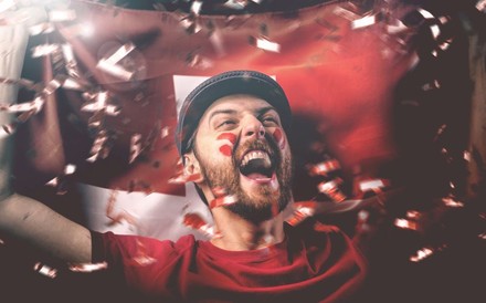 Gemeinsam jubelt sich’s einfach besser. (© fotolia.com/filipefrazao)
Ein schweizer Fußballfan beim Jubeln