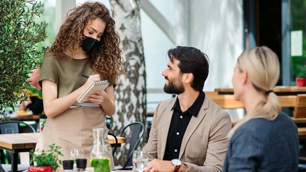 Kommt die Maskenpflicht in der Gastronomie zurück? (Foto: © Halfpoint/stock.adobe.com)
Maskenpflicht