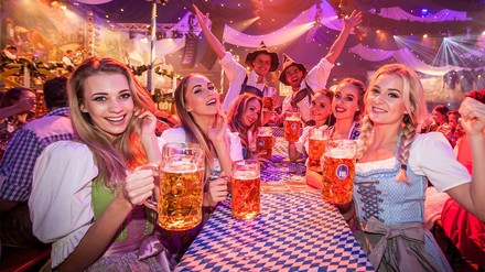 Vom 16.09. bis zum 08.10. verwandelt sich die Europa-Park-Arena wieder in ein zünftiges Bierzelt. (Foto: © Europa-Park)
Oktoberfest im Europa-Park Rust