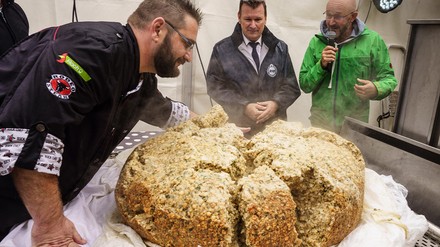 Küchenchef Christoph Führer (links) vom Berggasthof „Zum Steira“ auf dem Hoherodskopf im hessischen Vogelsberg begutachtet den soeben auseinandergebrochenen, mehr als 100 Kilogramm schweren Semmelknödel. Der Rekord für den größten Semmelknödel der Welt konnte daher vom Rekord-Institut Deutschland (RID) nicht anerkannt werden. (Foto: © picture alliance/dpa | Frank Rumpenhorst)
Riesen-Semmelknödel