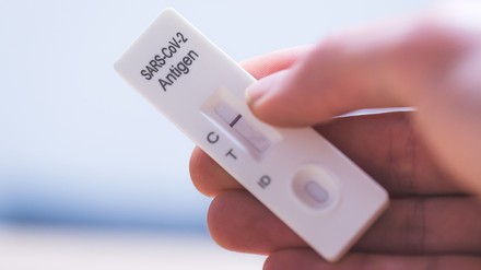 Der Verband Dehoga Sylt unterstützt die freiwillige Beibehaltung der Testpflicht. (Foto: © Patrick Daxenbichler/stock.adobe.com)
Corona-Test