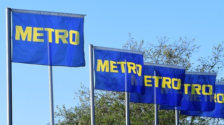 Aufgrund der positiven Entwicklung erhöht Metro seine Jahresprognose für das Geschäftsjahr 2020/21. (Foto: © picture alliance/dpa/Revierfoto | Revierfoto)
Metro Flaggen