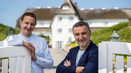 Jan-Philipp Berner und Johannes King vor dem Söl’ring Hof. (Foto: © Ydo Sol)
Jan-Philipp Berner und Johannes King vor dem Söl’ring Hof.