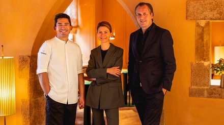 Tohru Nakamura (Executive Chef und Managing Director Schreiberei), Julia Kolbeck (Restaurantleiterin „Tohru“) und Marc Uebelherr (Managing Director Schreiberei) (Foto: © Hoang Dang)
Tohru Nakamura (Executive Chef und Managing Director Schreiberei), Julia Kolbeck (Restaurantleiterin „Tohru“) und Marc Uebelherr (Managing Director Schreiberei) (Foto: © Hoang Dang)