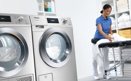 Die neuen Miele-Waschmaschine und Trockner benötigen jeweils nur einen halben Quadratmeter Fläche. (© Miele)
Die neuen Miele-Waschmaschine und Trockner im Einsatz.