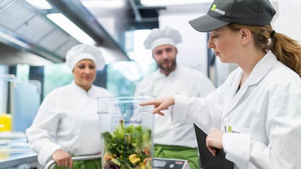 Die Küchenteams der Wisag Catering analysieren Lebensmittelabfälle und passen darauf basierend Zubereitungsmengen an. (Foto: © WISAG)
Wisag-Küchenteam