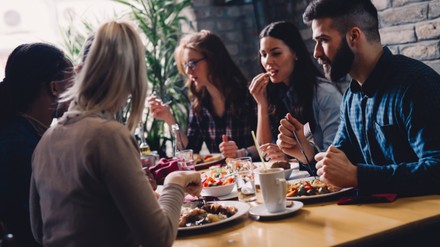 Der reduzierte Mehrwertsteuersatz für Restaurant- und Verpflegungsdienstleistungen soll zunächst bis Ende 2023 verlängert werden. (Foto: © NDABCREATIVITY/stock.adobe.com)
Gruppe Freunde beim Essen
