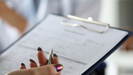 Die Erhebung von Daten mit Papier und Stift sei Experten zufolge nicht nur ein schlecht durchdachtes Konzept, sondern auch ein grober Verstoß gegen bestehende Verordnungen. (©H_Ko/stock.adobe.com)
Eine Gästeliste in einem Restaurant