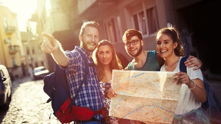 Der Deutschland-Tourismus hat in diesem August erstmals das Niveau von vor der Corona-Krise erreicht. (Foto: © NDABCREATIVITY/stock.adobe.com)
Touristengruppe