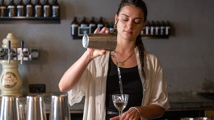 Die Bartenderin Rose-Manon Baux wurde als „Newcomerin des Jahres“ ausgezeichnet. (Foto: © picture alliance/dpa | Monika Skolimowska)
Rose-Manon Baux