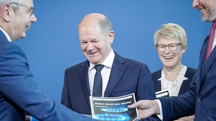 Die Expertenkommission Gas und Wärme hat der Bundesregierung eine Einmalzahlung für Gas- und Fernwärmekunden vorgeschlagen und diese in einem Papier veröffentlicht. (Foto: © picture alliance/dpa | Kay Nietfeld)
Übergabe Papier