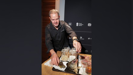Spitzenkoch Marco Müller nahm am Branchenevent Berlin Food Night teil und bereitete einen „Dry Aged Karpfen“ zu. (Foto: © picture alliance/dpa | Jörg Carstensen)
Marco Müller