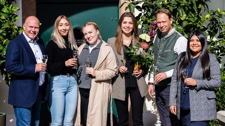 V. l. n. r.: Christoph Leinberger (General Manager), Yasmin Lidzba (Restaurantfachfrau), Theresa Angstl (Hotelfachfrau), Johanna Obermaier-Echter (Hotelfachfrau), Johannes Komm (Operations Manager) und Smita Lamberts (Personalreferentin) (Foto: © Hotel Gut Ising)
Die Absolventinnen des Hotels Gut Ising werden verabschiedet.