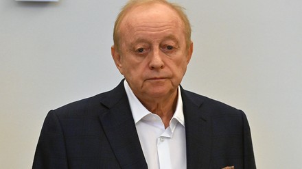 Alfons Schuhbeck hat vor Gericht zugegeben, Gelder aus der Kasse entnommen zu haben. (Foto: © picture alliance / SVEN SIMON | Frank Hoermann / SVEN SIMON)
Alfons Schuhbeck vor Gericht