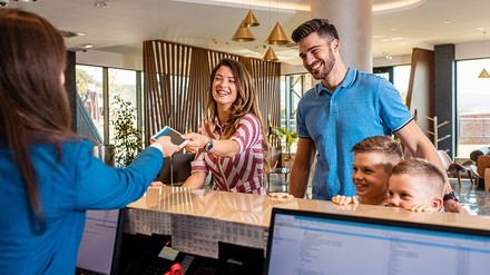 Insgesamt gibt es nun 137 mit dem Zertifikat „Familienfreundlich“ ausgezeichnete Unterkünfte, Freizeiteinrichtungen und Orte in Sachsen. (Foto: © Zoran Zeremski/stock.adobe.com)
Familie beim Check-in im Hotel