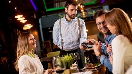 Erste Hotels und Restaurants in Niedersachsen haben eine Energiepauschale für Gäste eingeführt. (Foto: © BGStock72/stock.adobe.com)
Gäste bezahlen im Restaurant