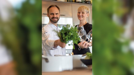 Spitzenkoch Denis Feix (links) übernimmt gemeinsam mit Ehefrau und Sommelière Kathrin Feix (rechts) die Leitung des renommierten Restaurants von Vila Vita Marburg. (Foto: © Vila Vita Marburg)
Denis Feix und Kathrin Feix