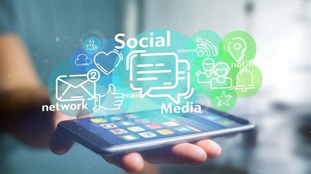 Mit aktivem Social-Media-Marketing können Gastronomen ihre Reichweite erhöhen und neue Gäste auf sich aufmerksam machen. (Foto: © Production Perig – stock.adobe.com)
Handy mit Social-Media-Icons
