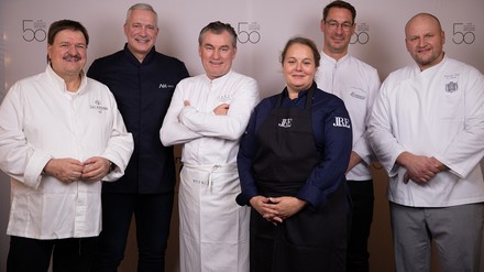 v. l. n. r.: Jörg Sackmann, Alexander Herrmann, Töni Mörwald, Alexandra Müller, Frederik Desch und Roberto Kunitz (Foto: © Romantik Hotels)
v. l. n. r.: Jörg Sackmann, Alexander Herrmann, Töni Mörwald, Alexandra Müller, Frederik Desch und Roberto Kunitz (Foto: © Romantik Hotels)