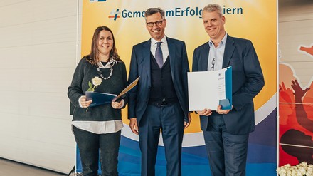 Ulrike Sattler mit dem Präsidenten der IHK Braunschweig Tobias Hoffmann (Mitte) und Michael Naber, Direktor des Ahorn Harz Hotels Braunlage. (Foto: © Industrie- und Handelskammer Braunschweig)
Ulrike Sattler, ehemalige Auszubildenden des Ahorn Harz Hotels wird aufgrund ihrer herausragenden Leistungen von IHK Braunschweig geehrt.