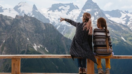 Etwa ein Drittel der Befragten wollen auf ihrer Reise wieder das Gefühl der Einfachheit erleben und sind auf der Suche nach einem Urlaub im autarken Stil. (Foto: © Alena Ozerova/stock.adobe.com)
Zwei Bergwanderer