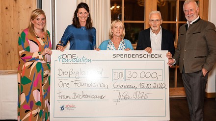 v. l.: One Foundation-Managerin Katrin Lepold-Natterer, Gastgeberin Ursula Schelle-Müller, Heidi Beckenbauer, Franz Beckenbauer und Gastgeber Dieter Müller bei der Scheckübergabe an die Franz-Beckenbauer-Stiftung. (Foto: © Das Achental)
One Foundation unterstützt Franz-Beckenbauer-Stiftung