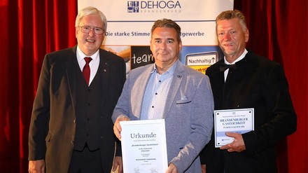 Hoteldirektor Stefan Sühr (Mitte) mit Jörg Steinbach, dem Minister für Wirtschaft, Arbeit und Energie (links) sowie Olaf Schöpe, dem
Präsident des DEHOGA Brandenburg (rechts) (Foto: © Kathleen Friedrich)
Doppelt ausgezeichnet: Das Panoramarestaurant & Café im Ahorn Seehotel Templin