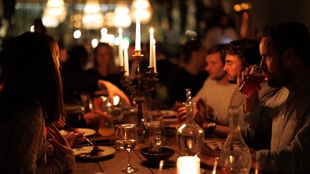 Speisen bei Kerzenschein: Um auf die aktuelle Lage in der Gastronomie aufmerksam zu machen, haben einige Restaurants in Brüssel Dinner-Abende ohne Gas und Strom simuliert. (Foto: © picture alliance / ASSOCIATED PRESS | Olivier Matthys)
Restaurant Brasserie Surrealiste