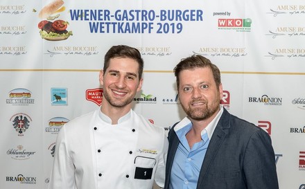 Sieger Alexander Ertan vom Café Restaurant Mozart mit seinem Küchenchef Markus Huber (r.). (© BrauUnion/VOGUS)
Sieger Alexander Ertan vom Café Restaurant Mozart mit seinem Küchenchef Markus Huber (r.).