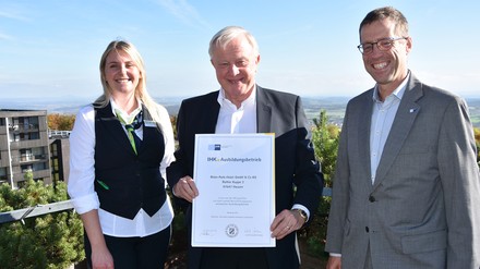 Die Urkunde überreichte Bernd Clemens von der IHK Würzburg-Schweinfurt (rechts) an Direktor Ben Baars (Mitte) und eine der beiden Ausbilderinnen Monique Wappes. (Foto: © Tonya Schulz )
Das Rhön Park Aktiv Resort ist ein von der IHK Anerkannter Ausbildungsbetrieb.