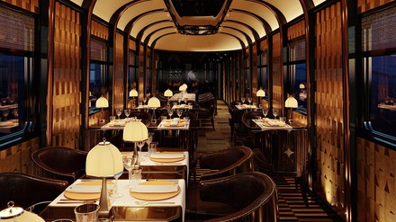 Das Dekor des Speisewagens spiegelt das einst von Suzanne Lalique-Haviland entworfene „Rail“-Motiv aus den 1930ern wider. (Foto: © Maxime d’Angeac & Martin Darzacq)
Speisewagen