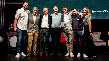 Das Team vom Restaurant Estima by Catalana in Erfurt freut sich über den Erhalt des Gütesiegels „Restaurants from Spain.“ (Foto: © Erik Witsoe)
Team vom Restaurant Estima by Catalana in Erfurt