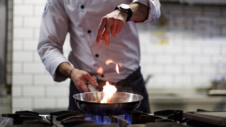 Die gesamte Hauptküche des Favorite Parkhotel Mainz wurde so optimiert, dass jetzt 25 Prozent Energie beim Kochen eingespart werden kann. (Foto: © Victor Koldunov/stock.adobe.com)
Gasherd mit Flamme