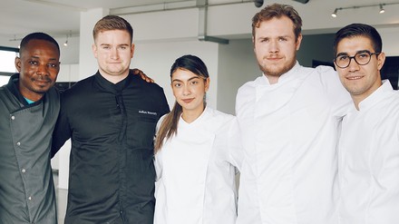 Qualifizierten sich für das Finale der Gastro Trend Awards (v. l. n. r.): Eric Sarfo Afrifa, Julius Nowraty, Esin Karagöz, Jan Vrancken, Benedetto Russo (Foto: WAOH/Gastro Trend Award)
Eric Sarfo Afrifa, Julius Nowraty, Esin Karagöz, Jan Vrancken, Benedetto Russo