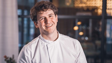 Der Oldenburger Koch Phillip Probst ist seit 2018 Küchenchef und kreativer Kopf im The Liberty Bremerhaven. (Foto: © Liberty Hotel GmbH)
Phillip Probst erfüllt sich mit seinem Fine Dining Restaurant einen Herzenswunsch.
