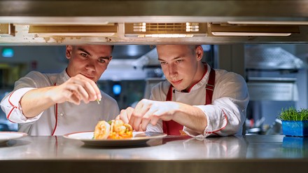 Ob ihnen das Handwerk in der Luxushotellerie liegt, können junge Nachwuchskräfte beim „Talents Weekend“ im Schlosshotel Kronberg feststellen. (Foto: © Michael Holz)