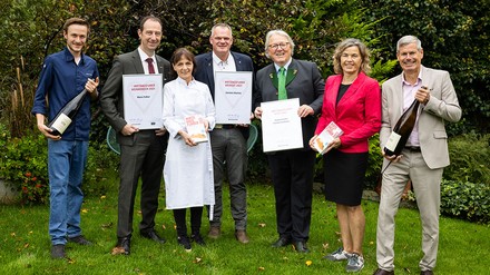 Die Ausgezeichneten des Wirtshausführers 2023 (v. l.): Junior- und Küchenchef Clemens Grabmer vom Wirtshausführer Wirt 2023, Waldschänke in Grieskirchen, Wirtshausführer Weinmensch 2023 Mario Pulker, Patronne und Küchenchefin Elisabeth Grabmer, Kellermeister Heinz Frischengruber vom Wirtshausführer Weingut 2023, Domäne Wachau, Patron Heinz Grabmer und die Wirtshausführer Herausgeber Elisabeth und Klaus Egle (Foto: © Wirtshausführer/Gourmedia/APA-Fotoservice/Greindl)
Die Ausgezeichneten 2023