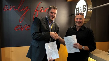 Max C. Luscher, CEO Central and Northern Europe von B&B Hotels (links), und Robert Klug, Vorstand der Heinemann Group SE (rechts) (Foto: © ChargeOne)
Die Hotelgruppe und die Heinemann Gruppe sind Partner. Gemeinsam werden sie den Ausbau der Ladeinfrastruktur mit einem innovativen Charging-as-a-Service-Modells unterstützen.