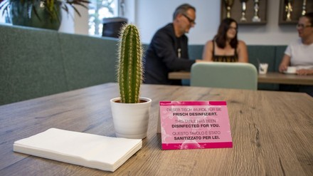 Hygiene sollte man für den Gast sichtbar machen. (© Hagleitner Hygiene / Damian Bonholzer)
Tisch mit Aufsteller "frisch desinfiziert"