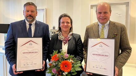 Sie haben den Qualitätstourismus im Südharz im Fokus und freuen sich über die Ehrung (v. l.): Peter Windhagen, General Manager, Ritter von Kempski Privathotels, Sandra Wagner, Rooms Division Manager & Direktionsassistenz, Romantik Hotel FreiWerk, Dr. Clemens Ritter von Kempski, Eigentümer und Geschäftsführer, Ritter von Kempski Privathotels (Foto: © Ritter von Kempski Privathotels)
Sie haben den Qualitätstourismus im Südharz im Fokus und freuen sich über die Ehrung (v. l.): Peter Windhagen, General Manager, Ritter von Kempski Privathotels, Sandra Wagner, Rooms Division Manager & Direktionsassistenz, Romantik Hotel FreiWerk, Dr. Clemens Ritter von Kempski, Eigentümer und Geschäftsführer, Ritter von Kempski Privathotels (Foto: © Ritter von Kempski Privathotels)