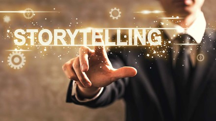 Storytelling hilft Gastronomen und Hoteliers dabei, eine langfristige Bindung zu ihren Gästen aufzubauen. (Foto: © Tierney – stock.adobe.com)
Mann tippt auf den Schriftzug „Storytelling“